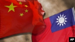 资料照:中国和台湾旗帜