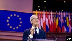 苹果公司首席执行官库克在布鲁塞尔欧洲议会讲话时呼吁建立数字数据隐私法。(2018年10月24日)