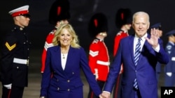 美国总统拜登和第一夫人吉尔·拜登(Jill Biden)乘坐空军一号抵达位于英国康沃尔郡纽基镇(Newquay)的康沃尔机场(Cornwall Airport Newquay),前来参加本周召开的七国集团(G7)峰会。(2021年6月10日)