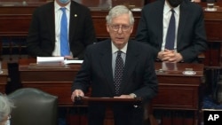 资料照片:参议院在抗议者冲入国会事件之后重新开会,多数党领袖麦康奈尔在院会发言。(2021年1月6日)