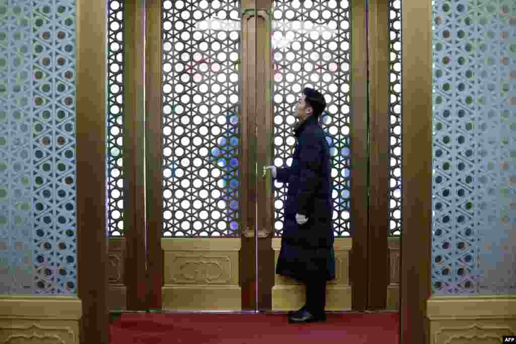 2018年11月13日,在德国外交部长海科·马斯抵达北京钓鱼台国宾馆之前,一名保安人员站在门口。