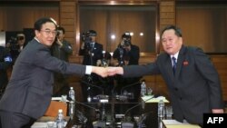 Hai nhà thương thuyết của hai miền Triều Tiên Cho Myoung-gyun (trái) và Ri Son Gwon (phải)