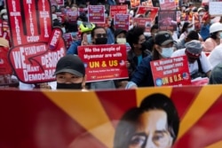 缅甸民众2021年2月16日在美国驻仰光大使馆外集会抗议缅甸军事政变(路透社)