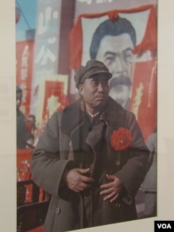 在两年前莫斯科举行的一次图片展览上,一张照片显示中共领导人朱德1949年12月在北京庆祝斯大林生日。(美国之音白桦拍摄)