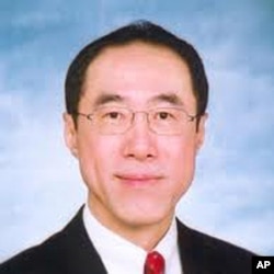 前政务司司长唐英年丑闻缠身仍报名参选