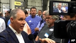 美国环保署署长斯科特·普鲁特星期一在肯塔基州一个煤矿工人用品商店讲话后答记者问(2017年10月9日)