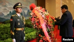 委内瑞拉总统马杜罗在北京毛泽东纪念堂向中国前领导人毛泽东献花圈。(2018年9月14日)