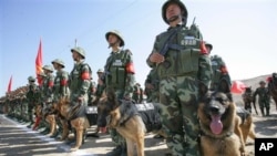 牵着警犬的中国边防部队在新疆集结待命。(资料照)