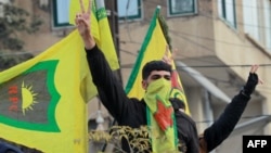 资料照片:叙利亚库尔德人在卡什米利市打出胜利手势,庆祝阿萨德政权在大马士革被推翻。(2024年12月8日)