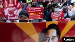 缅甸民众2021年2月16日在美国驻仰光大使馆外集会抗议缅甸军事政变(路透社)