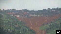 塞拉利昂首都弗里敦以东利金特地区发生泥石流,救援人员寻找幸存者 (2017年8月14日)