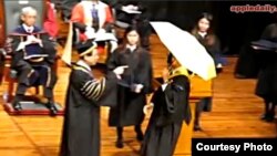 浸会毕业生11月15日携黄伞领取证书遭校长拒绝(苹果日报视频截图)