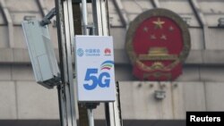中国河南洛阳市的一个5G装置上的中国移动与华为公司的标识。(2019年2月27日)