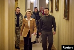 欧盟委员会主席乌尔苏拉·冯德莱恩在基辅与乌克兰总统泽连斯基前去出席记者会。(2023年2月2日)