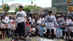 联合国总部前上演“我是坦克人” 联合国总部前上演“我是坦克人”