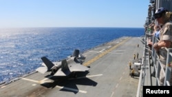 F-35B战斗机准备从黄蜂级两栖攻击舰上起飞 ( 2015年5月26日资料照片)