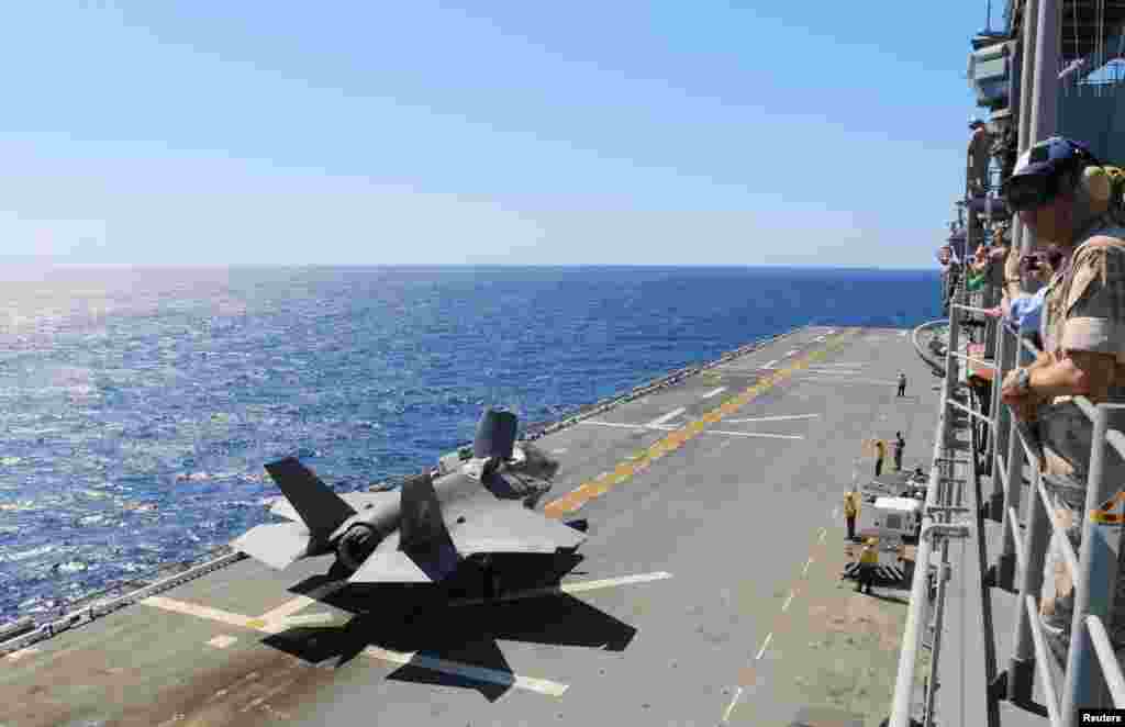 在美国北卡罗来纳海岸,黄蜂号两栖攻击舰(The amphibious assault ship USS Wasp)上,一架F-35B战斗机准备在测试期间起飞(2015年5月26日)。2018年9月下旬,这艘军舰在东中国海(中国称东海)航行。本月早些时候台风“山竹”之后,该军舰抵达关岛和北马里亚纳群岛进行救灾。  