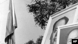 1966年9月红卫兵抬着毛泽东像,手持毛主席语录在北京游行