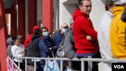 2020年3月17日人们在拉斯维加斯一职业中心排队等候失业救济。