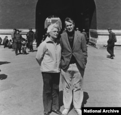 1975年美国驻北京联络处主任乔治·布什(老布什)和夫人在北京天安门前