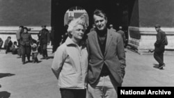 1975年美国驻北京联络处主任乔治·布什(老布什)和夫人在北京天安门前。(资料照片)