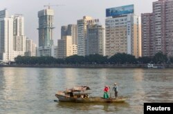 广州珠江,有人打渔
