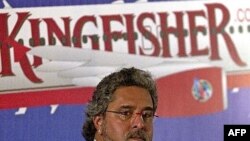 Pokret "Okupiraj" (Occupy) pred zdanjem u kome se održava Konvencija. (E. Mazrieva/VOA)