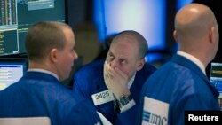 2015年1月27日,纽约股票交易所的交易员们在暴风雪中迎来了新的一天。