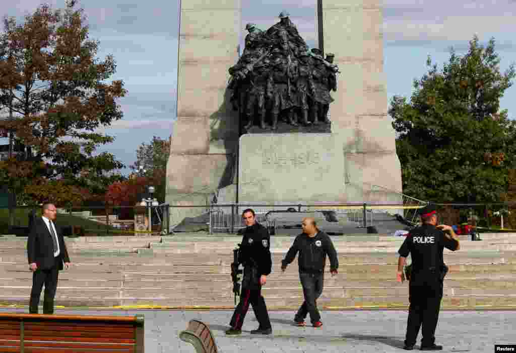 Cảnh sát tuần tra gần Đài tưởng niệm Chiến tranh Canada sau vụ nổ súng tại Ottawa.