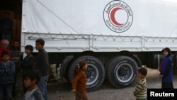 叙利亚红新月会的车辆2017年11月底进入大马士革郊区东古塔