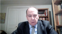 中国美国商会主席周二(5月11日)发布2021年《美国企业在中国白皮书》,商会政策委员会主席罗斯(Lester Ross)出席视讯记者会。(视讯记者会截图)