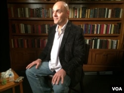 《达赖喇嘛与觉醒之路》纪录片导演卡夏尔·达维奇2015年2月4日接受美国之音采访 (美国之音照片)