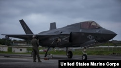 驻日本的美国海军陆战队公布的照片显示,美国海军陆战队员在日本冲绳普天间基地为美国海军陆战队的一架F-35B飞机加油。(2020年10月7日)
