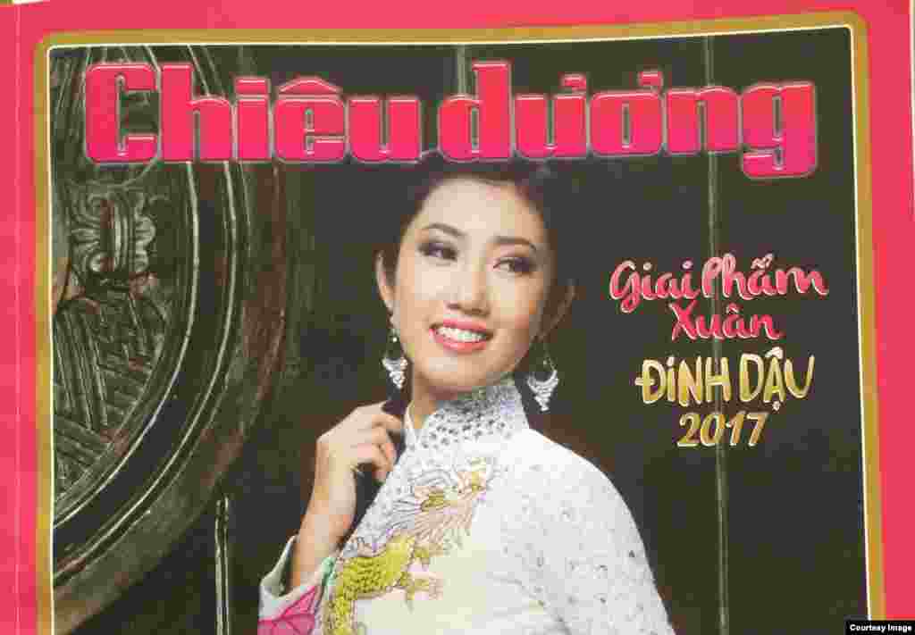 Giai phẩm Xuân Đinh Dậu của báo Chiêu Dương được phát hành từ đầu tháng 12 Dương lịch. (Ảnh: Bùi Văn Phú)