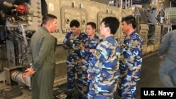 越南海军人员2018年环太军演期间登上美国军舰讨论协调作战(美国海军照片)