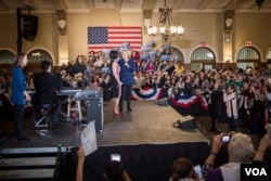 民主党总统参选人希拉里·克林顿请到流行歌星黛米·洛瓦托为集会助兴。(美国之音记者方正拍摄)