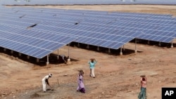 Các tấm thu năng lượng mặt trời tại công viên năng lượng mặt trời, ở Charanka, Ấn Độ