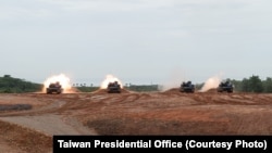 资料照片:2025年7月10日,台湾陆军的M1A2T新式战车在新竹坑子口靶场进行实弹演练 (照片由台湾总统府提供)