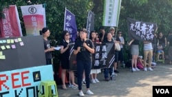 台湾青年民主协会理事吴奕柔(中间持话筒者)发表即兴讲话。她是台湾大学学生会前任会长。(美国之音林枫拍摄,2019年8月11日)