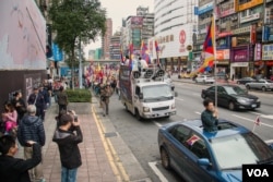 抗议者穿行在台北闹市区的忠孝东路上。(美国之音记者方正拍摄)