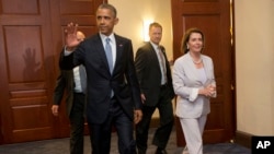 奥巴马总统在国会山会晤众议院民主党人之后与众议院少数党领袖佩洛西一道离开会议室。(2015年6月12日)