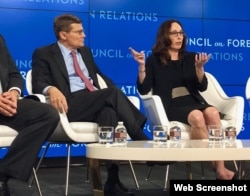 中央情报局前副局长莫雷尔(左)与美国斯坦福大学学者、政治学教授齐加特 (右) 2019年6月10日在华盛顿外交关系协会出席讨论会