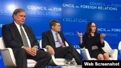 美国国家安全局前副局长莱杰特(左)、中央情报局前副局长莫雷尔(中)与美国斯坦福大学学者、政治学教授齐加特2019年6月10日在华盛顿外交关系协会出席讨论会