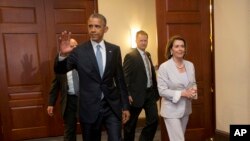奥巴马总统在国会山会晤众议院民主党人之后与众议院少数党领袖佩洛西一道离开会议室。(2015年6月12日)