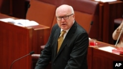 澳大利亚司法部长布兰迪斯在议会发言。(资料照)