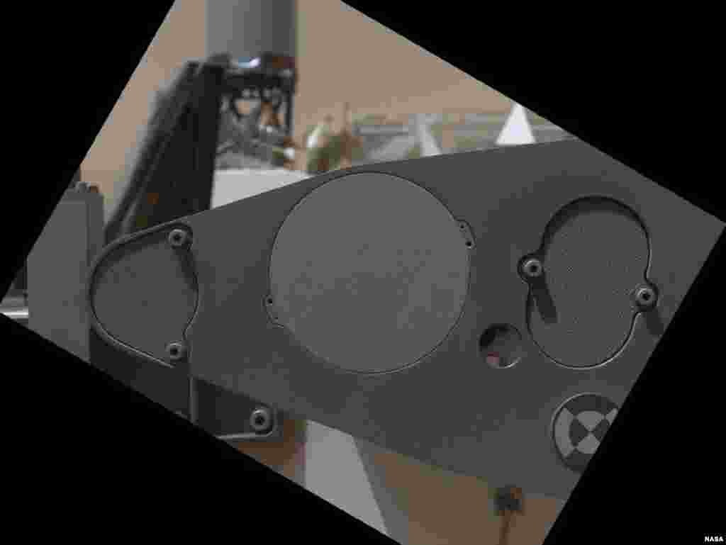 Một trong 5 khối hình trụ chứa chất hữu cơ được đóng kín, dùng để thí nghiệm nếu như phòng thí nghiệm của Curiosity phát hiện thấy có hợp chất hữu cơ trong đất hoặc đá nghiền thành bột trên sao Hỏa.