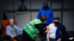 一位男士在比利时海弗利洛的一个疫苗接种站接种阿斯利康新冠疫苗。(2021年3月17日)