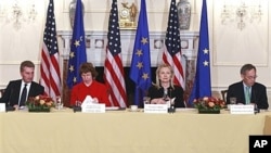 美欧领导人11月28日在华盛顿举行会晤,从左至右:欧盟官员欧廷格、欧盟官员阿什顿、美国国务卿克林顿和美能源部长朱棣文