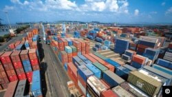 美国总统川普对800多种中国产品征收25%关税的指令美国东部夏令时星期五零点零一分开始生效。