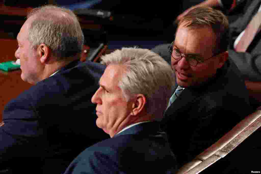 代理白宫办公厅主任、前共和党联邦众议员米克·马尔瓦尼在第116届国会开始履行职责之前在众议院会议厅内与即将卸去众议院多数党领袖职务的加州共和党联邦众议员凯文·麦卡锡交谈。(2019年1月3日)